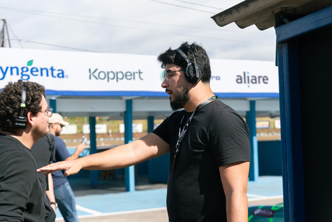 Diretor com headset orientando a equipe durante um evento