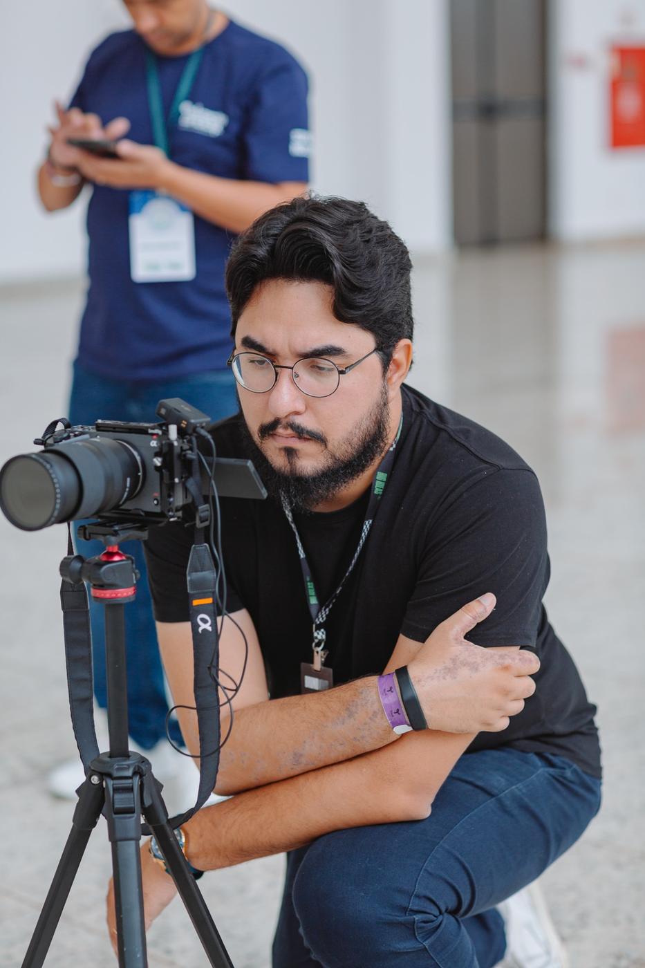 Diretor conferindo o enquadramento no monitor da câmera